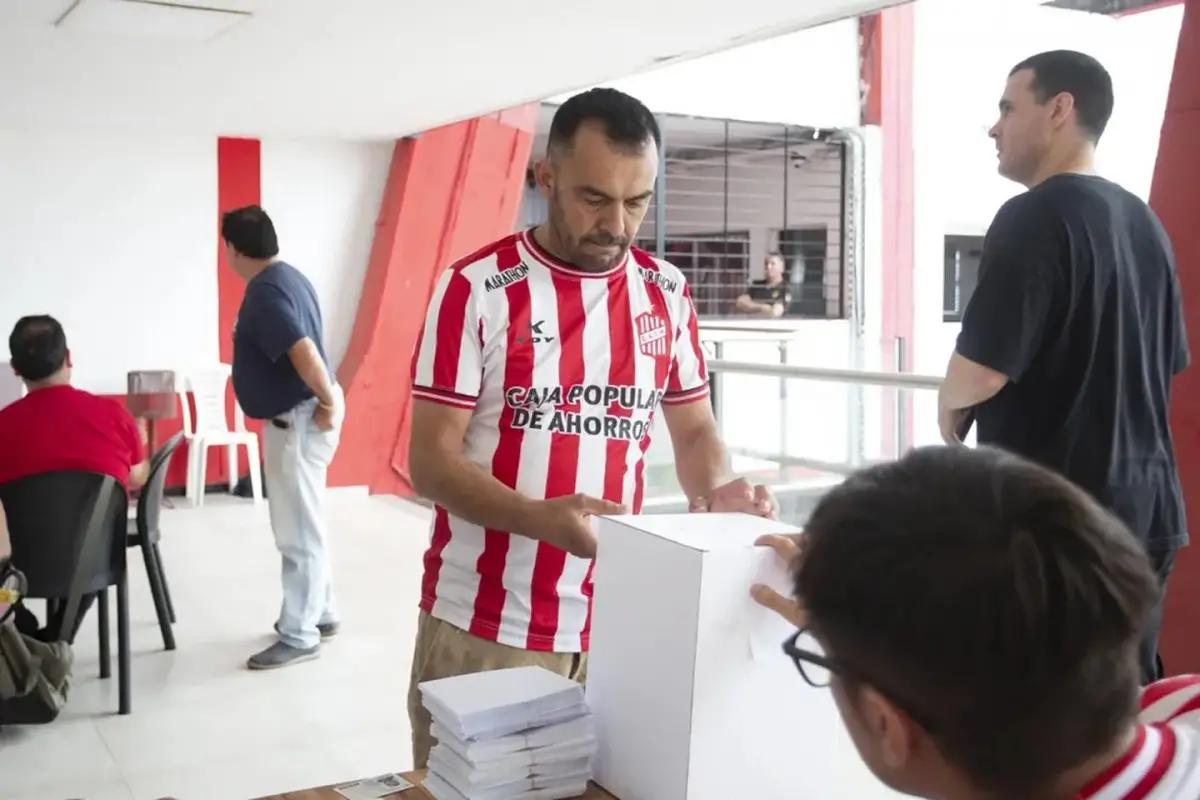 MOMENTO DECISIVO. Un socio emite su voto en una elección que tuvo alta participación y que dejó definiciones cruciales para el futuro de San Martín.