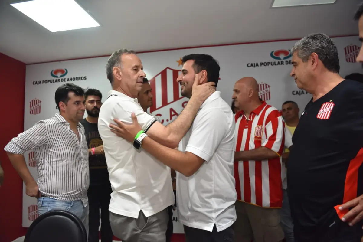 SALUDO CORDIAL. Augusto Rodríguez felicitó a Oscar Mirkin por ganar la presidencia del Santo.
