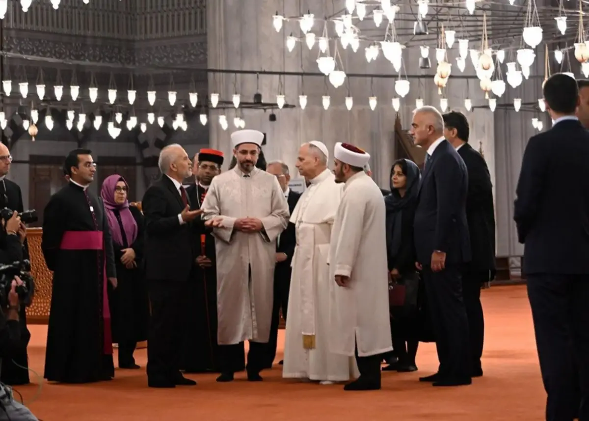 EN LA MEZQUITA AZUL. León XIV recorrió un espacio religioso histórico.