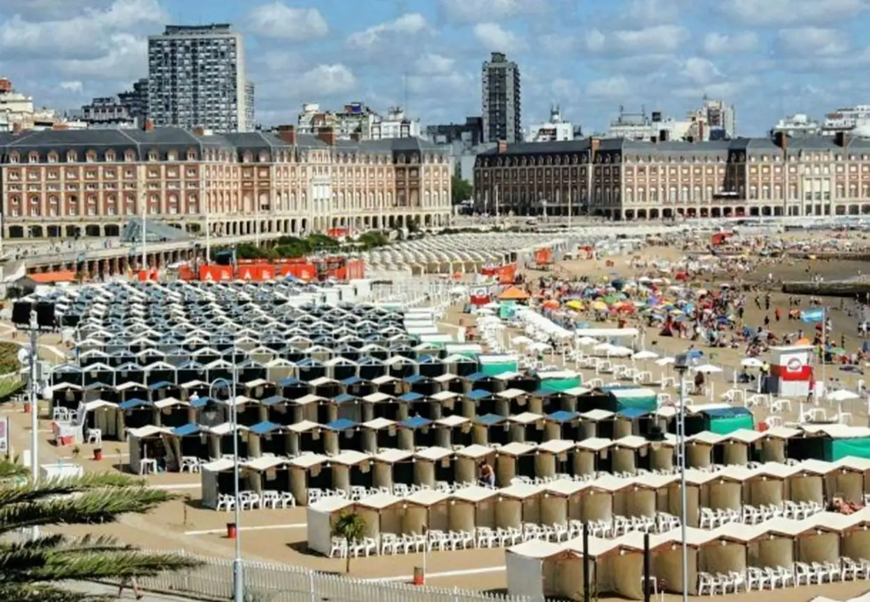 TODO LISTO. La playa argentina se prepara para recibir a los turistas con una amplia oferta hotelera y de alquileres.