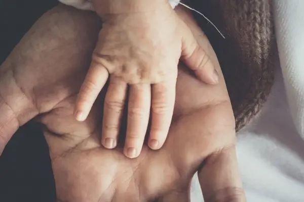 Condenan a una mujer a pagar millones por engañar a su esposo durante 40 años