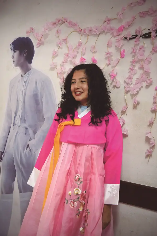 EL ATUENDO. Es de colores llamativos y de líneas simples sin bolsillos.