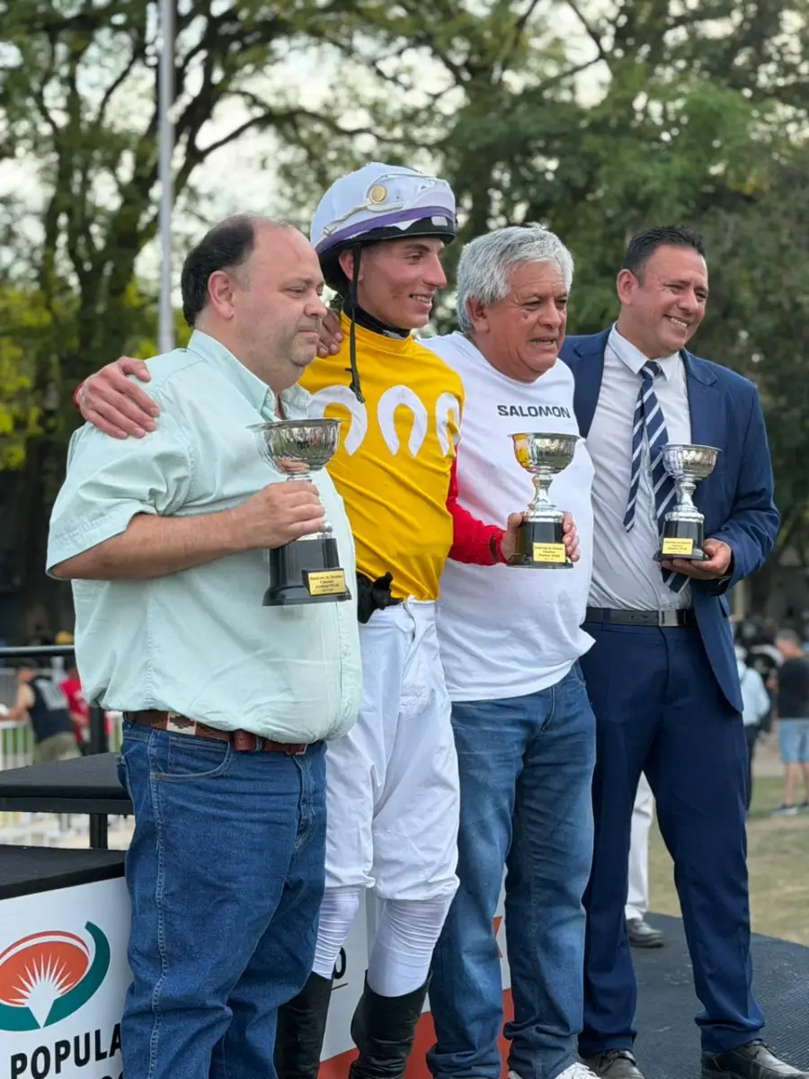 PREMIACIÓN. El propietario Walter Zuco, el jockey Ángel Vai y los entrenadores Víctor y Francisco Jiménez.