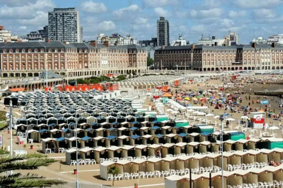 TODO LISTO. La playa argentina se prepara para recibir a los turistas con una amplia oferta hotelera y de alquileres.