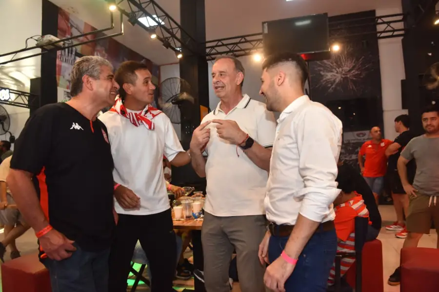 EXPECTANTE. Mirkin esperó los resultados de las elecciones en la cantina del club y luego celebró en el playón.