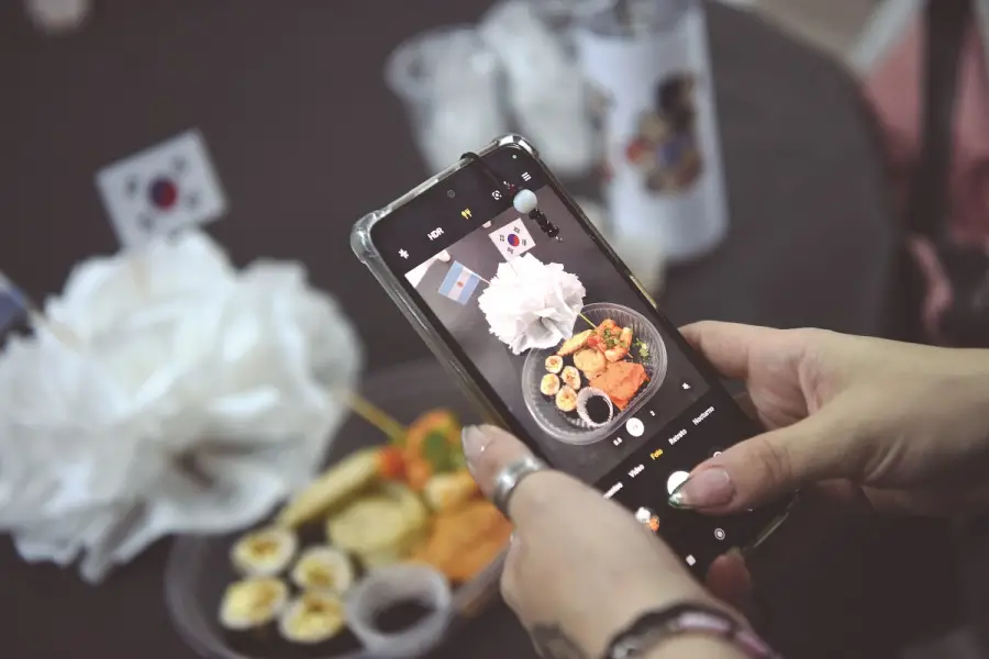 SABORES. En la bandeja hay mandu, garaetteok, hangul y kimchi.