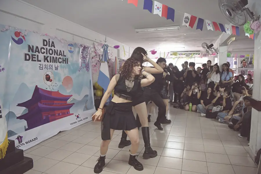 SHOW PARA TODOS. Jóvenes interpretan coreografías K-pop en vivo con pasos sincronizados al ritmo de BTS. Mezclan actitud y expresión visual.