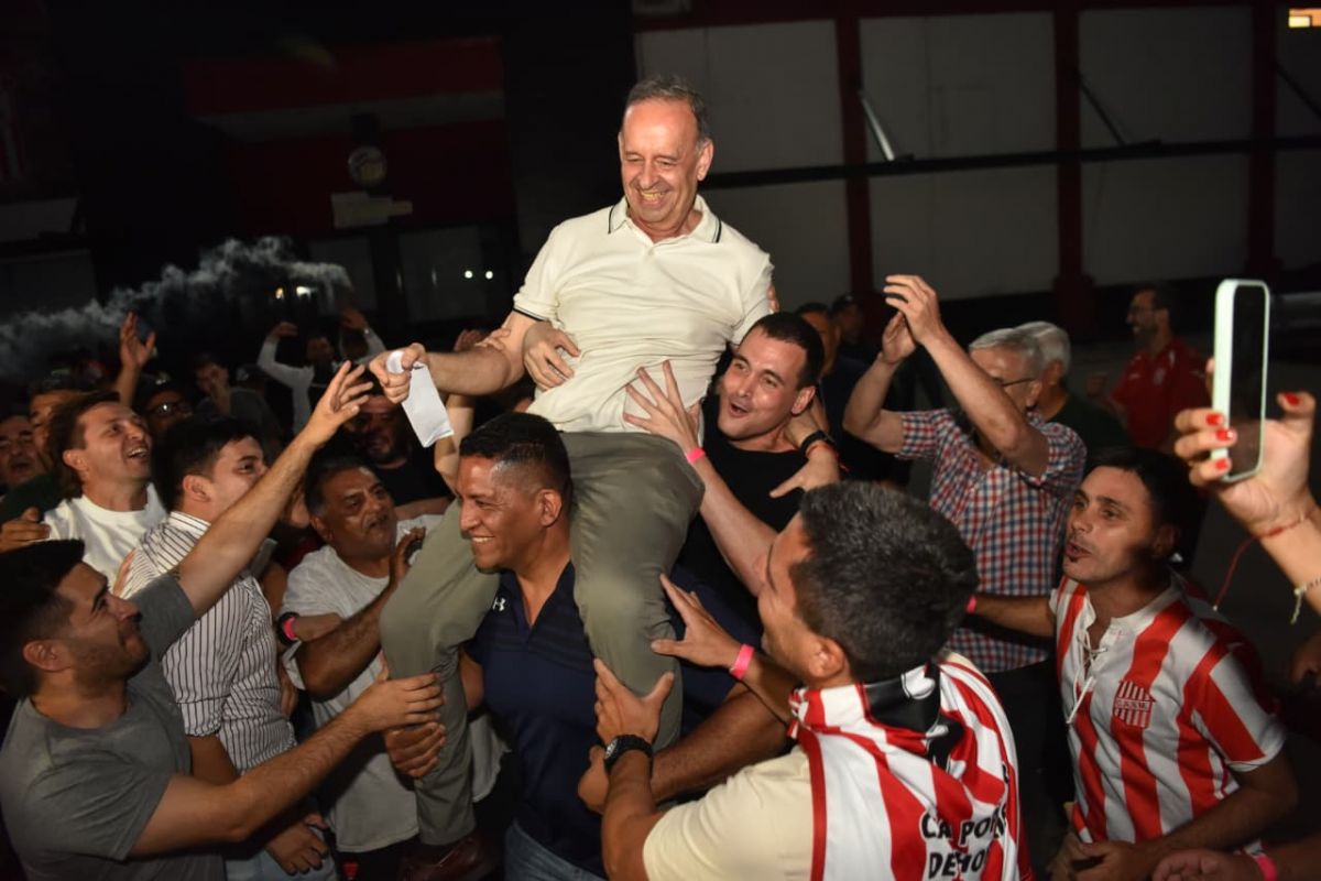 FESTEJO. Al conocerse que la tendencia era irrevertible, Oscar Mirkin fue llevado en andas por el playón del estacionamiento del club.