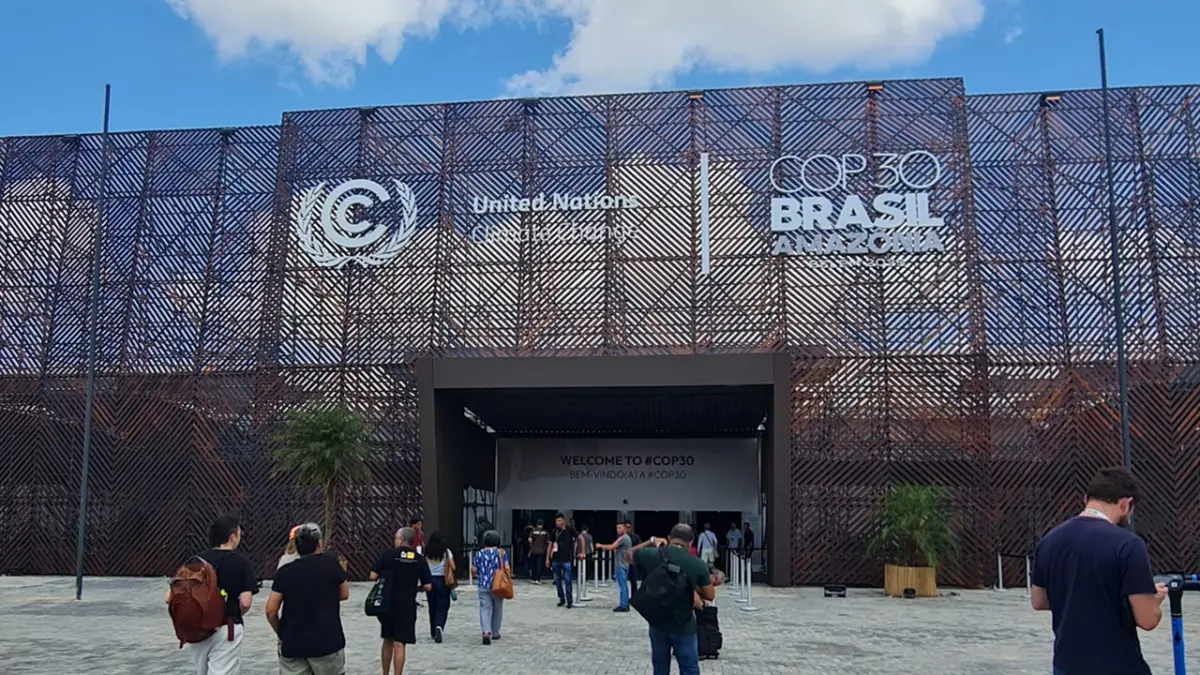 COP 30. Belém recibió a miles de delegados, jóvenes y organizaciones en una cumbre atravesada por tensiones y negociaciones cerradas. / CORTESÍA AGUSTINA TARCAYA