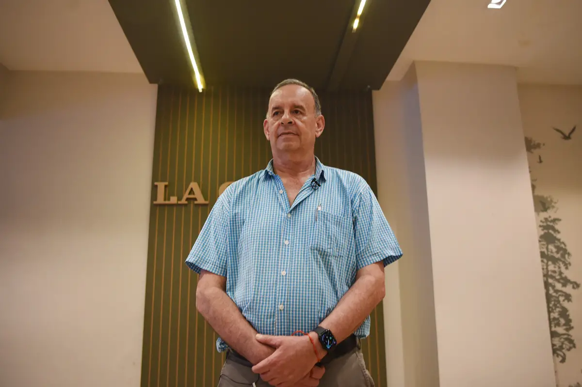 EN LA REDACCIÓN. Oscar Mirkin posa en LA GACETA, tras ser elegido como nuevo presidente de San Martín.