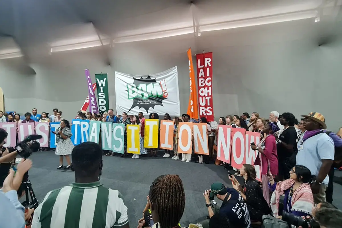 MOVILIZACIONES DIARIAS. Comunidades indígenas protestaron dentro del predio tras la autorización de una nueva exploración petrolera en la Amazonia. / CORTESÍA AGUSTINA TARCAYA