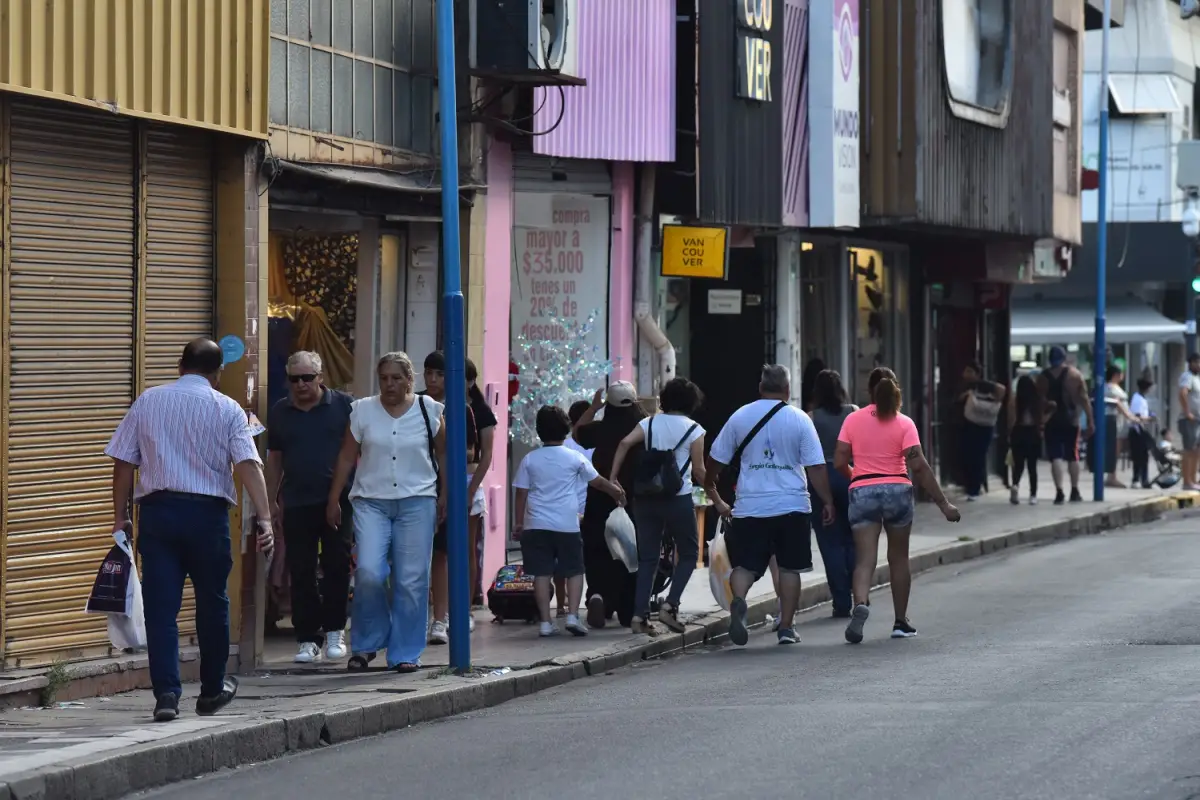 VEREDAS ANGOSTAS. Las complicaciones que surgen al caminar por Maipú. LA GACETA/FOTO DE OSVALDO RIPOLL
