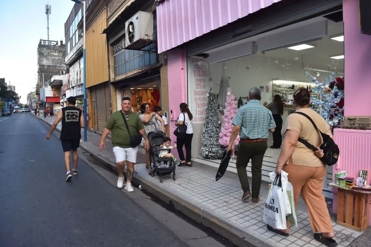 CAMINANDO POR LA CALLE. La corta vereda obliga a los peatones a tomar riesgos en la Maipú. 