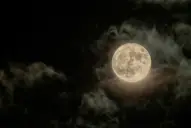 Calendario lunar de diciembre 2025: ¿cuáles son los días ideales para cortarte y teñirte el pelo?