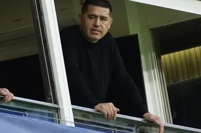 Riquelme y una visita de lujo en La Bombonera: foto y obsequio en el momento menos pensado