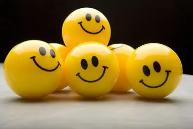 La Inteligencia Artificial reveló la “fórmula de la felicidad”: cuatro pilares clave y un enemigo silencioso