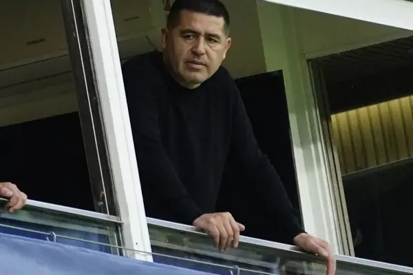Riquelme y una visita de lujo en La Bombonera: foto y obsequio en el momento menos pensado