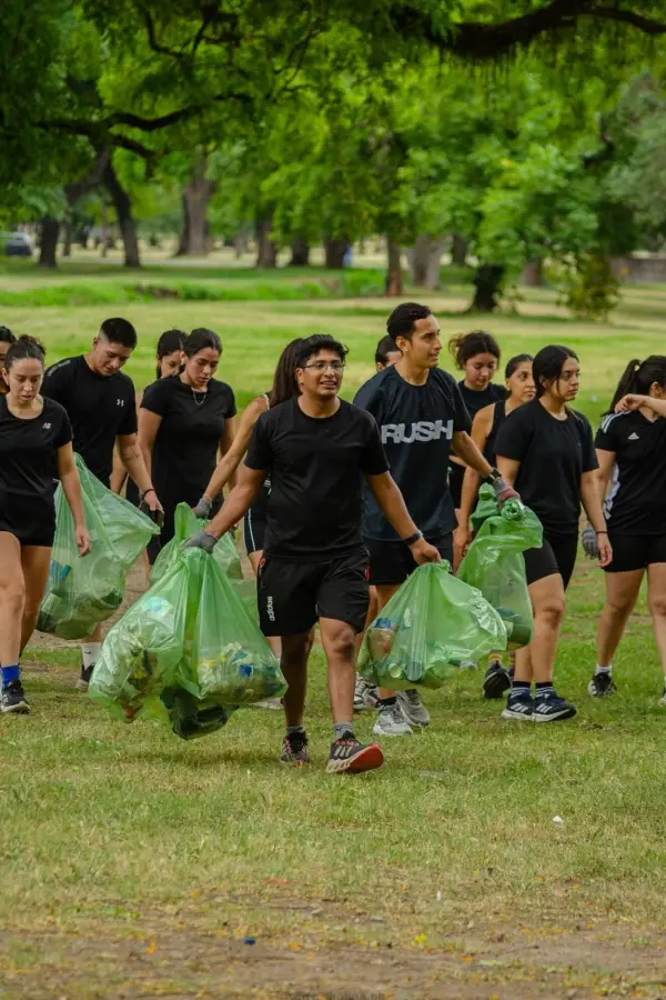 “Plogging” en el parque 9 de Julio: correr, limpiar y cuidar la ciudad