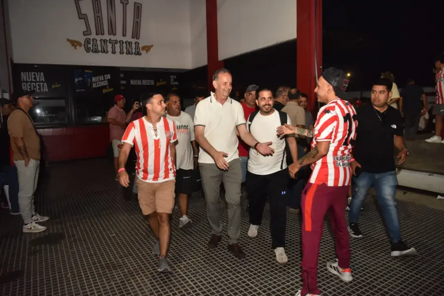 FESTEJO. Mirkin avanza entre hinchas tras ganar la presidencia de San Martín.