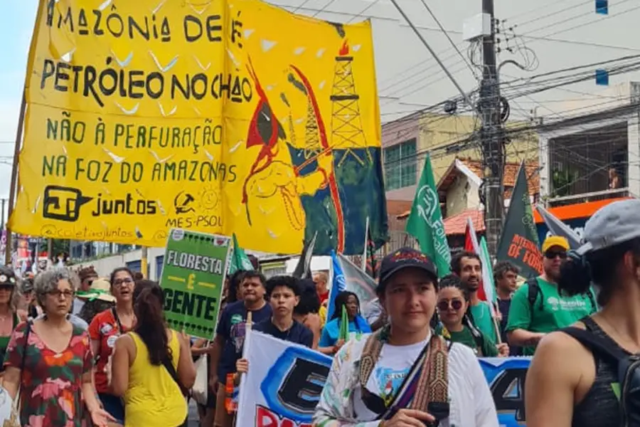 FUERA DEL PREDIO. Representantes indígenas denunciaron contradicciones del gobierno brasileño en plena cumbre climática. / CORTESÍA AGUSTINA TARCAYA