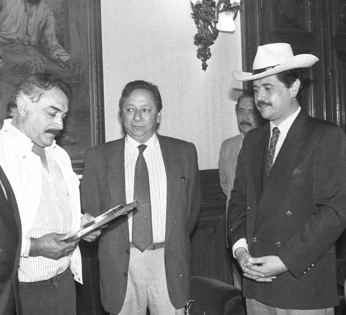 Recuerdos fotográficos: 1991. Cuando el “Malevo” le regaló su sombrero al “Chiche” Aráoz