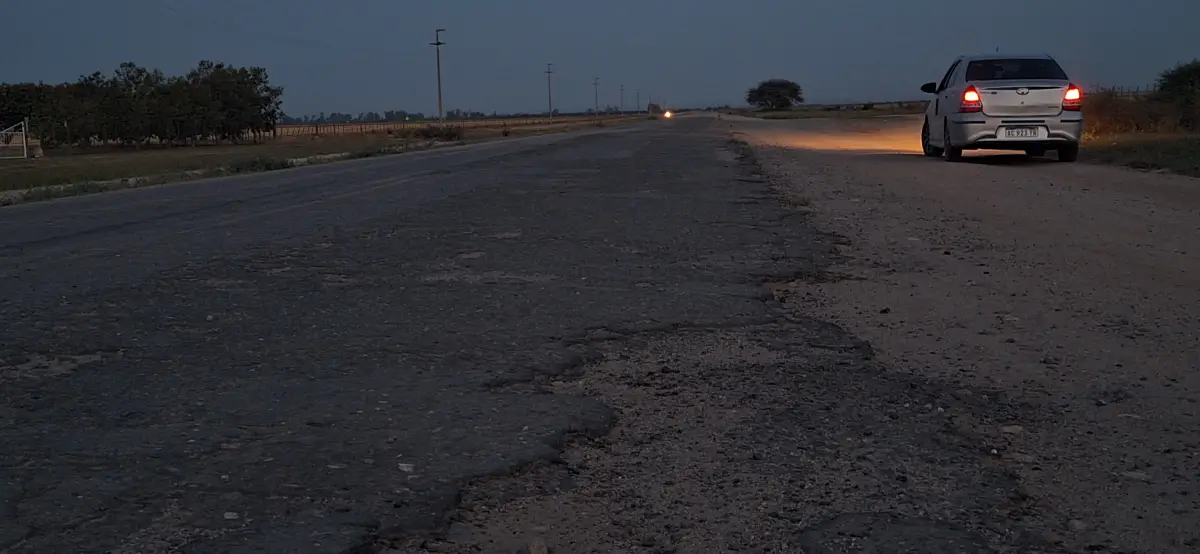 DESGASTE. La ruta no tan solo muestra daños por el agua de inundaciones, sino también por trabajos deficientes, afirman empresarios. LA GACETA/ FOTO DE ÁLVARO MEDINA