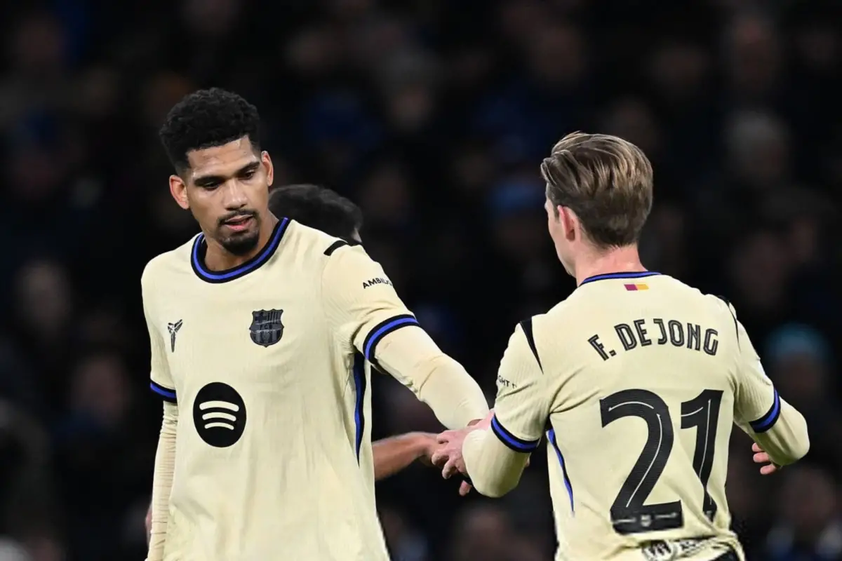 NO LO PUEDE CREER. Araújo saluda a De Jong, tras ser expulsado del duelo contra Chelsea.