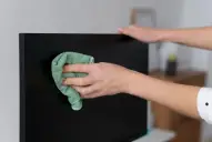 Qué pasa si limpiás el televisor con alcohol: riesgos y cómo hacerlo correctamente