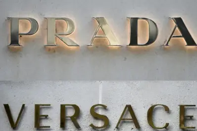 Prada concreta la compra de Versace en una operación millonaria y prepara su relanzamiento