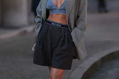 Ya no se usan más los shorts de jean cortados: la nueva tendencia elegante para el verano 2026