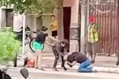 Una mujer acusó a su sobrina de “robarle el marido” y la atacó en plena calle