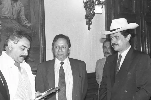 Recuerdos fotográficos: 1991. Cuando el “Malevo” le regaló su sombrero al “Chiche” Aráoz