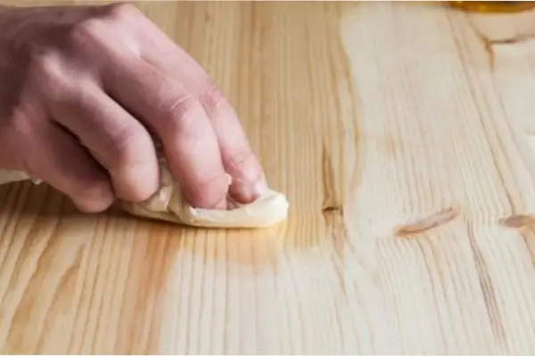 Aceite de bebé: el truco de limpieza casero que transforma tus muebles de madera