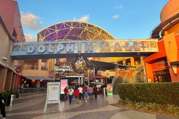 SHOPPING. Dolphin Mall es uno de los lugares elegidos por los argentinos para hacer compras en Miami. 
