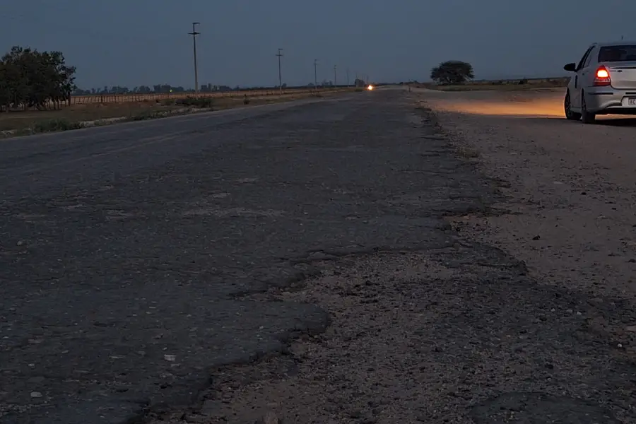 DESGASTE. La ruta no tan solo muestra daños por el agua de inundaciones, sino también por trabajos deficientes, afirman empresarios. LA GACETA/ FOTO DE ÁLVARO MEDINA