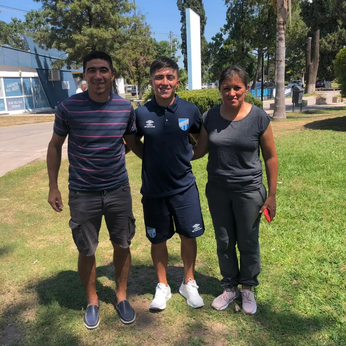 FELICIDAD. Agustín posa junto a sus padres en el complejo 