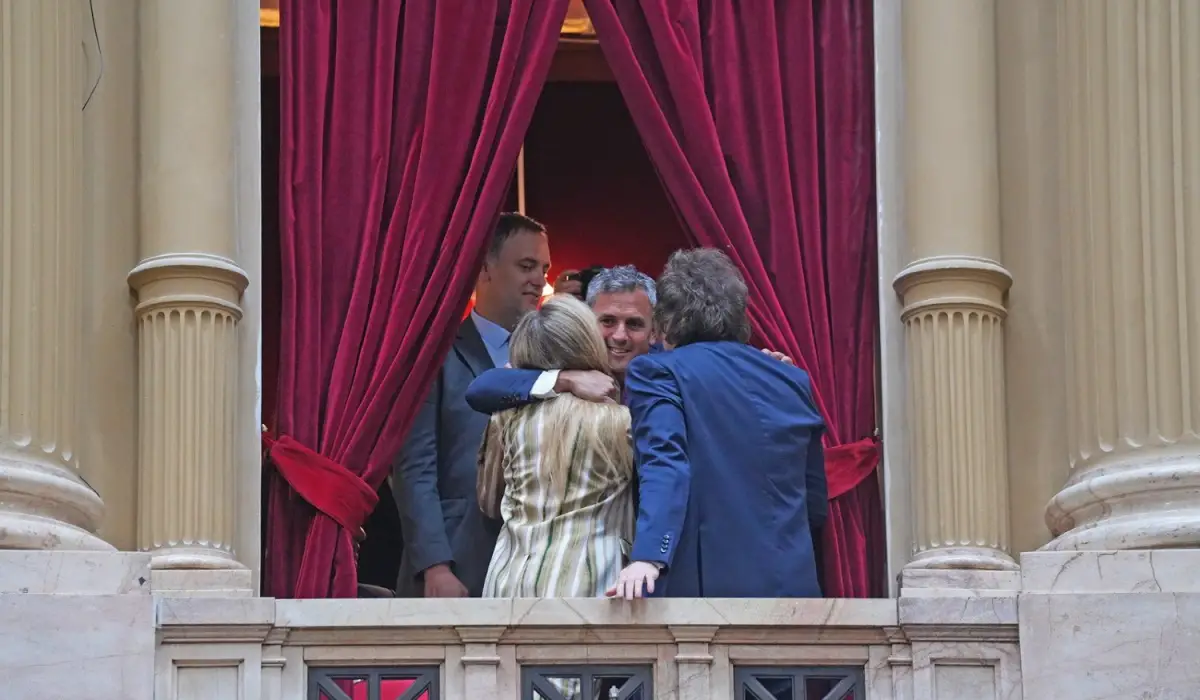 Martín Menem junto a Karina Milei y Javier Milei en Diputados.