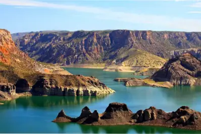 Espejos de agua e imponentes montañas: el impresionante desfiladero argentino que compite contra el Gran Cañón de Colorado