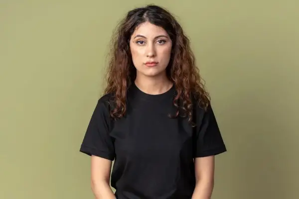 Qué dicen los expertos en comportamiento sobre las personas que visten siempre de negro