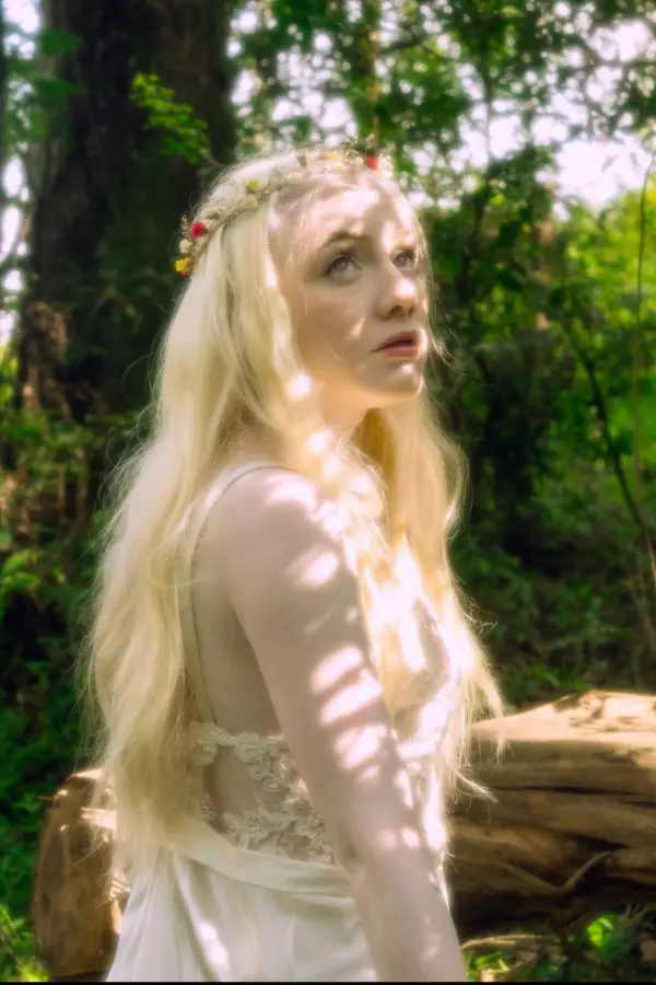 BUCÓLICO. Mujer y naturaleza se interrelacionan en la foto de Emilia Sánchez Brizuela.