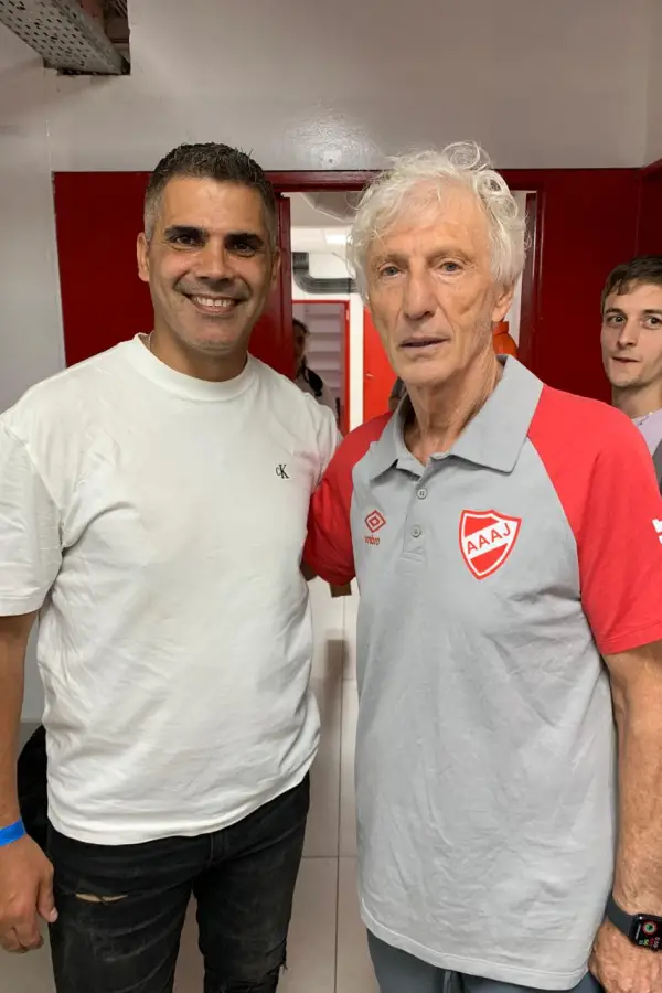 PROYECCIÓN. Pérez Castro posa junto a José Pekerman, ex DT de la selección argentina.