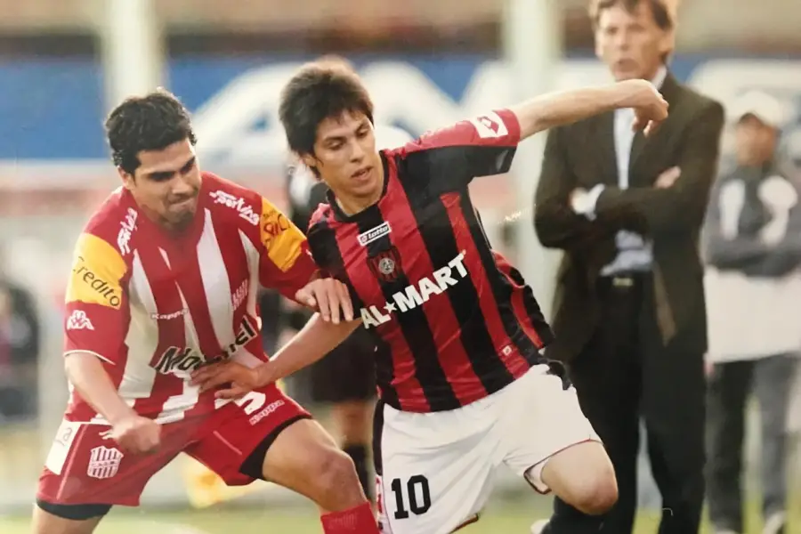 EN EL RECUERDO. Pérez Castro marca al volante de San Lorenzo Pablo Barrientos. Atrás observa Miguel Ángel Russo. 