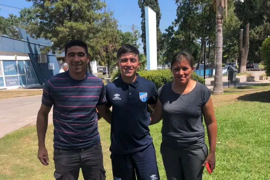 FELICIDAD. Agustín posa junto a sus padres en el complejo 
