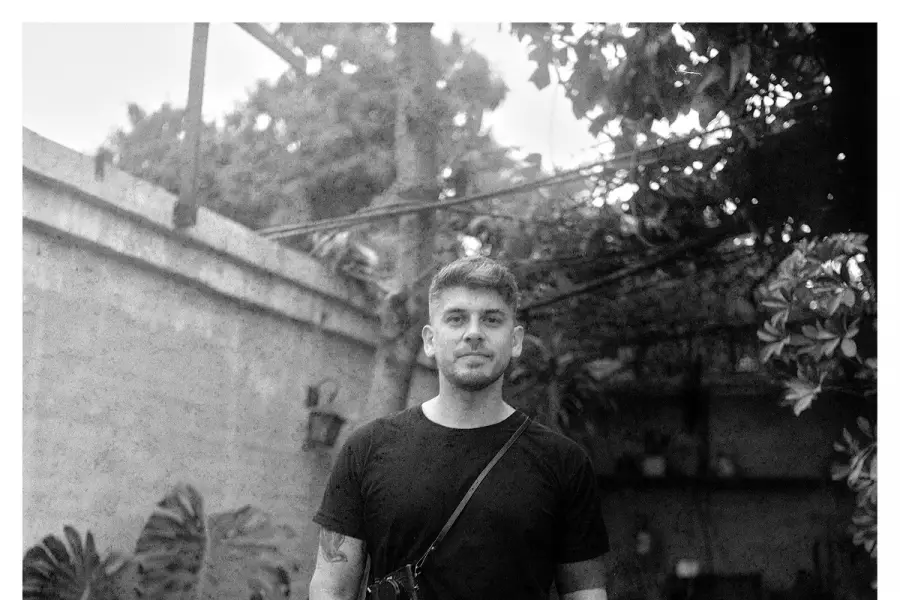 FOTÓGRAFO. Maximiliano combina 15 años de experiencia en fotografía con proyectos creativos que mezclan calle, IA y formación artística.