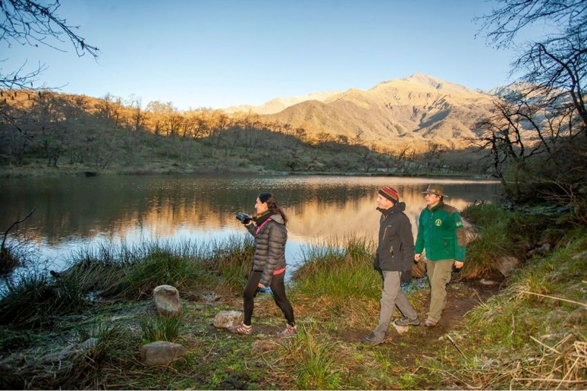 MONTAÑA Y NATURALEZA. Participantes del programa realizan trabajos de mantenimiento y apoyo en senderos del parque. / PARQUE NACIONAL ACONQUIJA