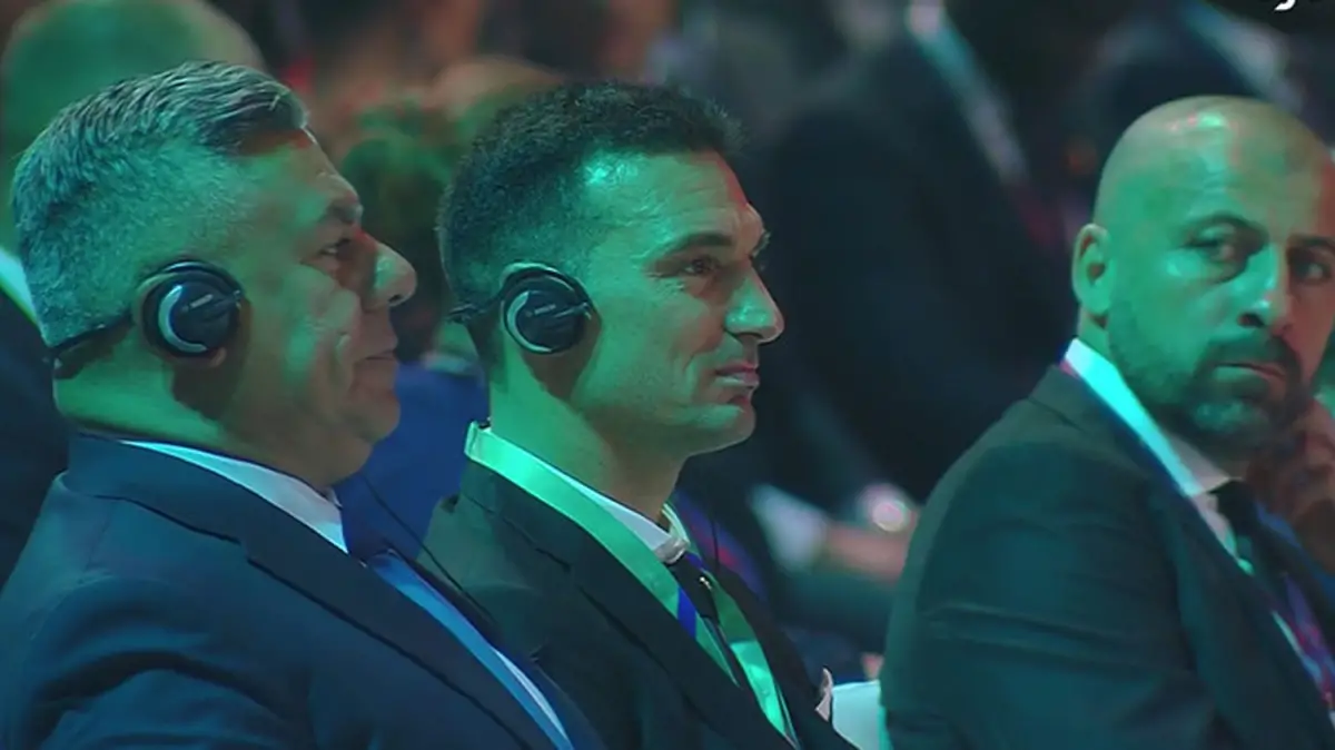 RECUERDO. Scaloni estuvo acompañado por Tapia y Walter Samuel en el sorteo de Qatar 2022.