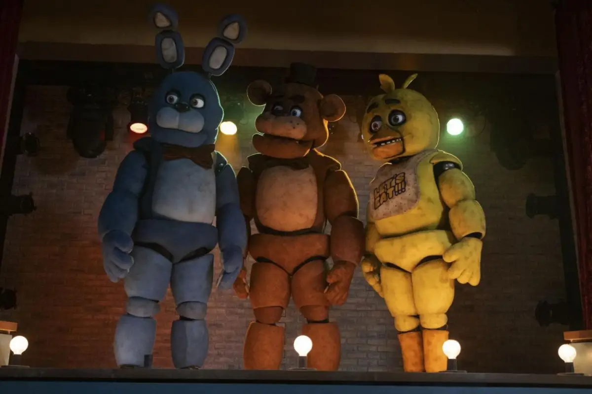TERROR. Los muñecos de “Five Nights at Freddy’s 2” salen a la ciudad.