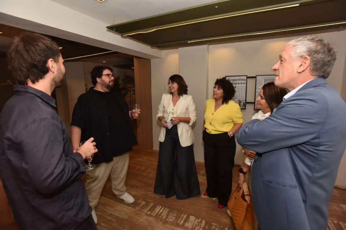 Los disertantes hablan con los directivos de LA GACETA.