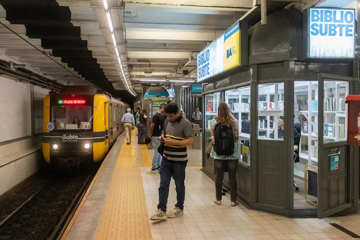 BIBLIOSUBTE. La estación Plaza de Mayo de la Línea A incorporó la primera biblioteca gratuita del Subte, con más de 150 títulos disponibles para usuarios.