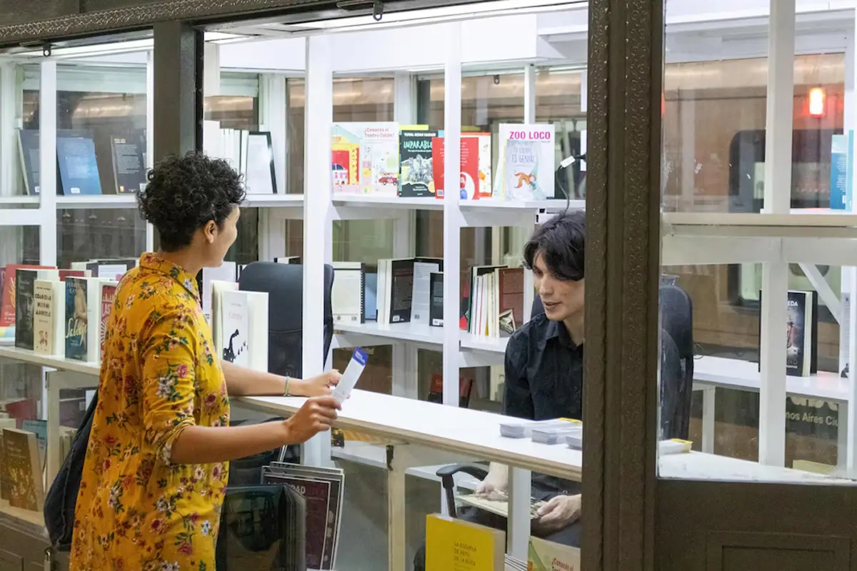 BIBLIOSUBTE. La estación Plaza de Mayo de la Línea A incorporó la primera biblioteca gratuita del Subte, con más de 150 títulos disponibles para usuarios.